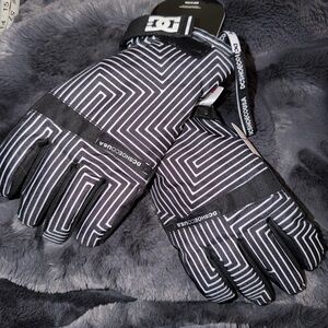 DC Black and White Men's Snow Gloved MED/LARGE NWT